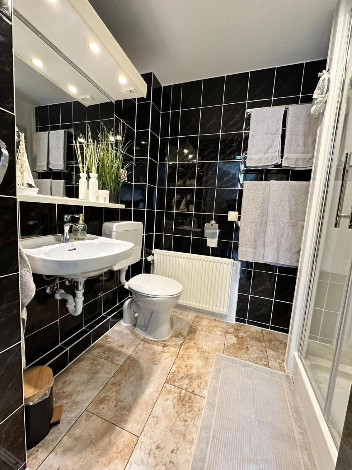 Ferienwohnung Am Strom Росток Екстериор снимка